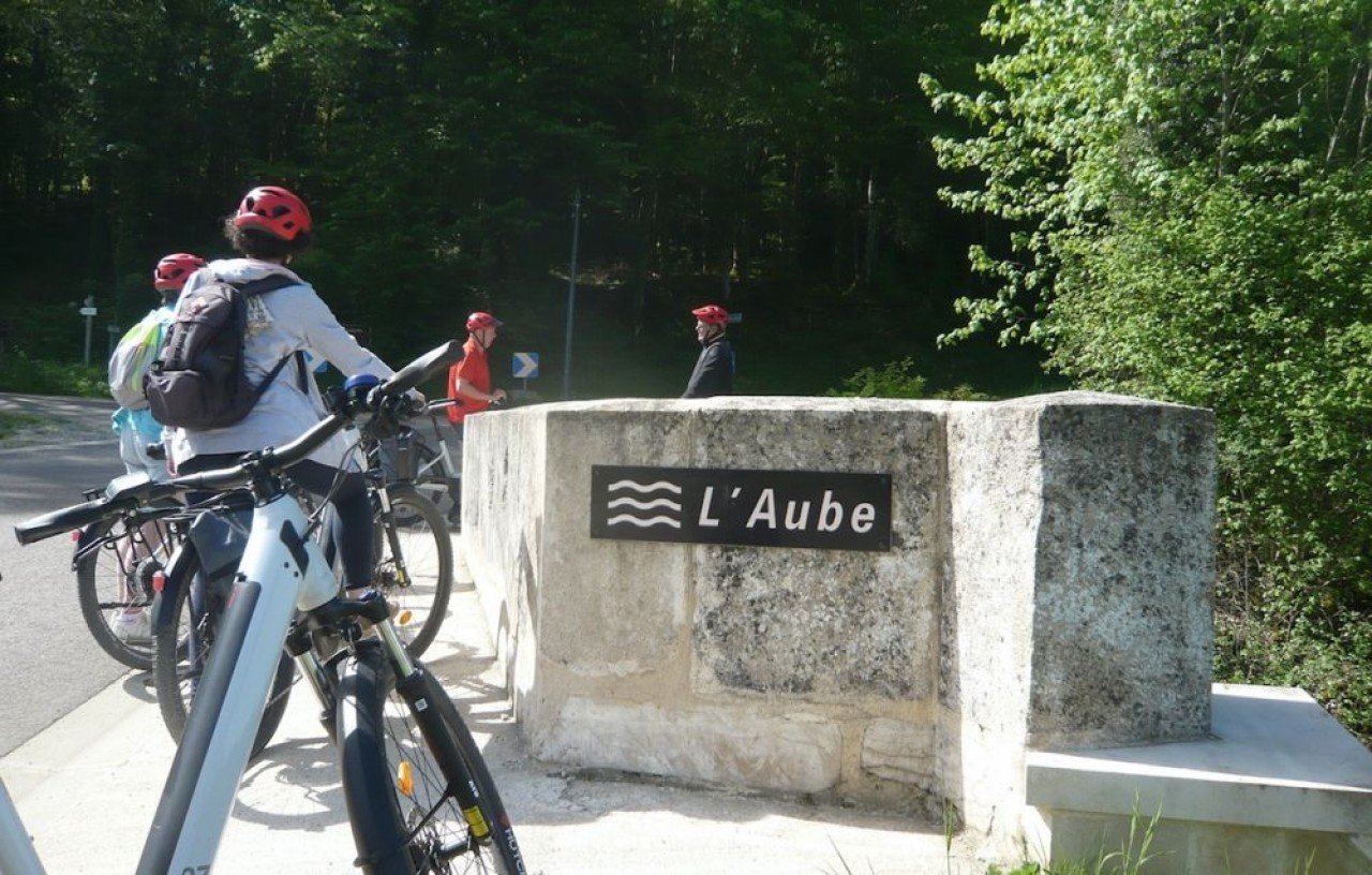Sur le territoire du Parc national de forêts, entre Haute-Marne et Côte-d'Or, de nouveaux produits touristiques se sont mis en place, comme cette randonnée à vélo électrique, Echappée terroir. © Traces Ecrites