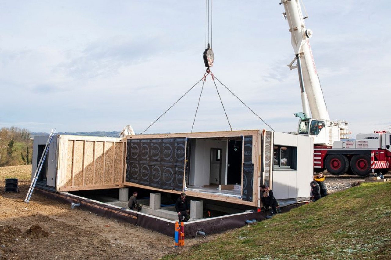 TH réalise des blocs en structure bois qui contiennent 90 % des éléments nécessaires pour finaliser la construction sur place..