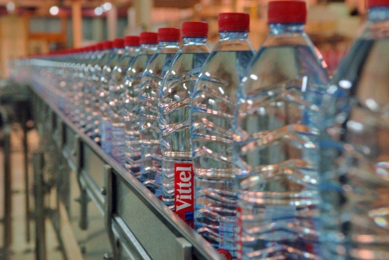 Nestlé Waters a produit en 2021, plus de 1,3 milliard de bouteilles d'eaux minérales des marques Vittel, Contrex et Hépar. © Nestlé