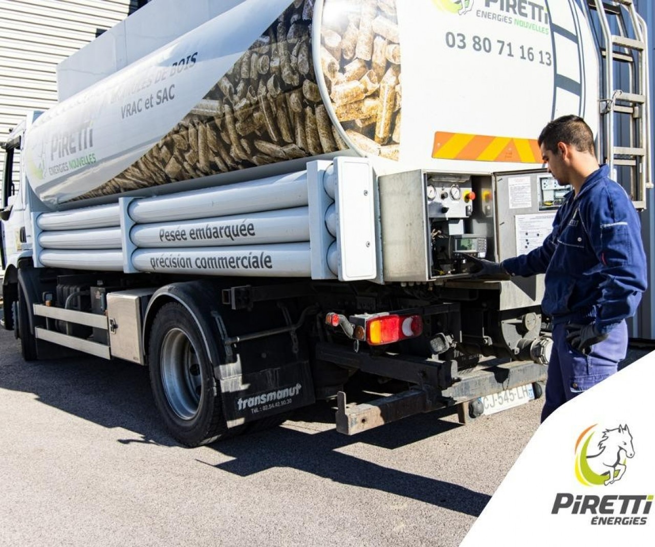 Piretti Energies est un distributeur de combustibles sur une grande partie de la Bourgogne-Franche-Comté. En photo : une livraison de granulés de bois.
