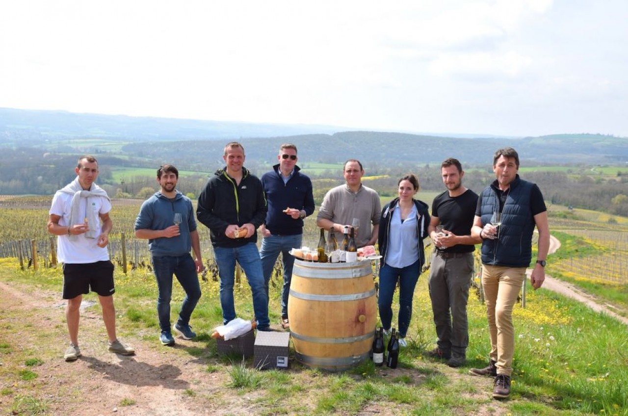De g. à d., Jonathan Seguin, Vincent Royet, Laurent Demontmerot, Jean Christophe Pascaud, Jérôme Depernon, Stéphanie Depernon, Antonin Lacour et François Budin, viticulteurs de la Côte du Couchois. © Traces Ecrites
