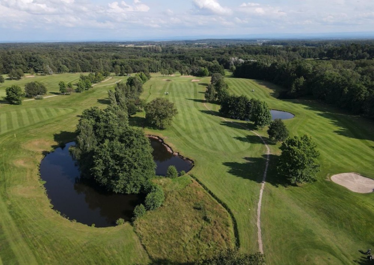 Le golf de Rougemont-le-Château s’étend sur un terrain de 50 ha avec un parcours de 18 trous sur 20 ha.
