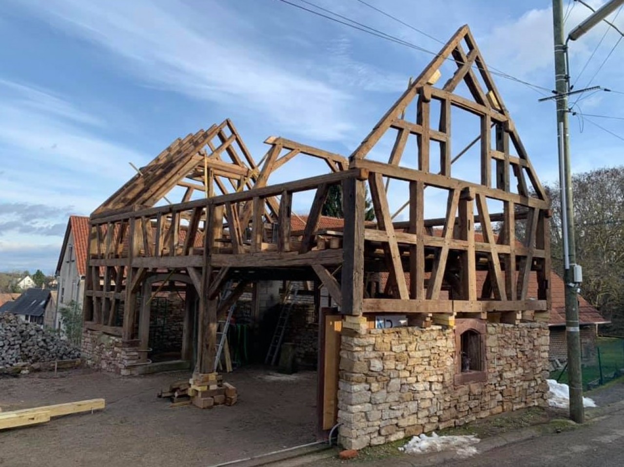 Une maison typiquement alsacienne en cours de remontage à Wintzenheim-Kochersberg : un puzzle à reconstruire de façon très méthodique. © Brenner Tradition