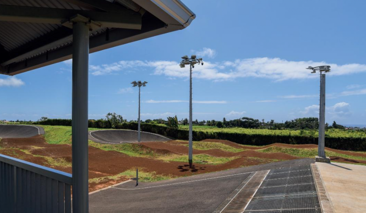 La nouvelle société Sofigalva conçoit et fabrique des mâts d’éclairage public et du mobilier urbain en acier galvanisé, comme ci-dessus dans l'île de La Réunion. © Sofigalva