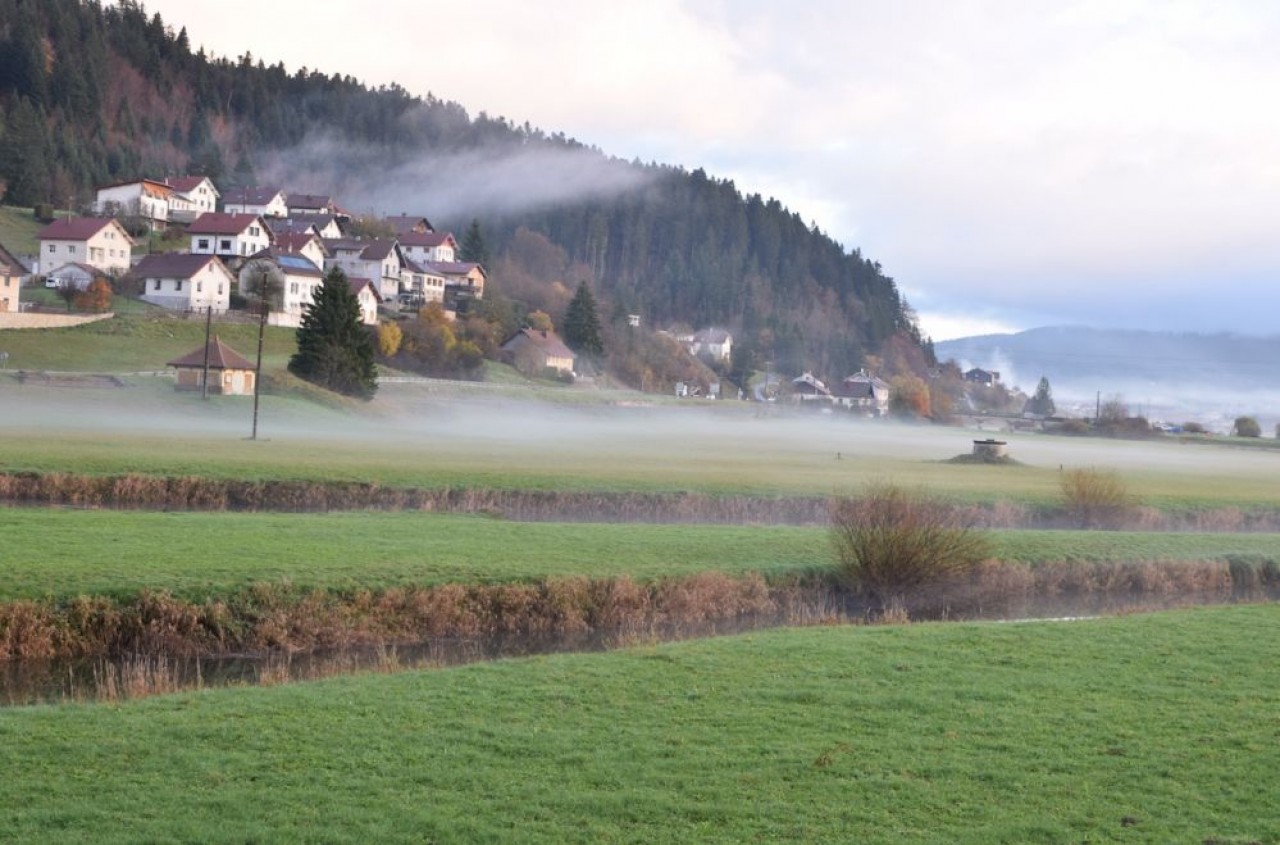 Paysage typique du Pays horloger depuis la fenêtre de la maison d’hôte L’ Arbre à Chapeaux à Grand'Combe-Châteleu et ses brumes matinales à l’automne. © Didier Hugue