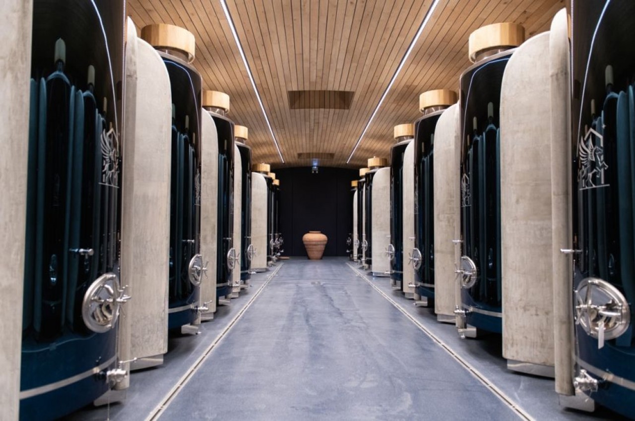 Dans le chai du nouveau bâtiment à Meursault (Côte-d'Or), les cuves en inox bleu stabilisent les spiritueux avant leur mise en bouteille. © Sabrina Dolidzé