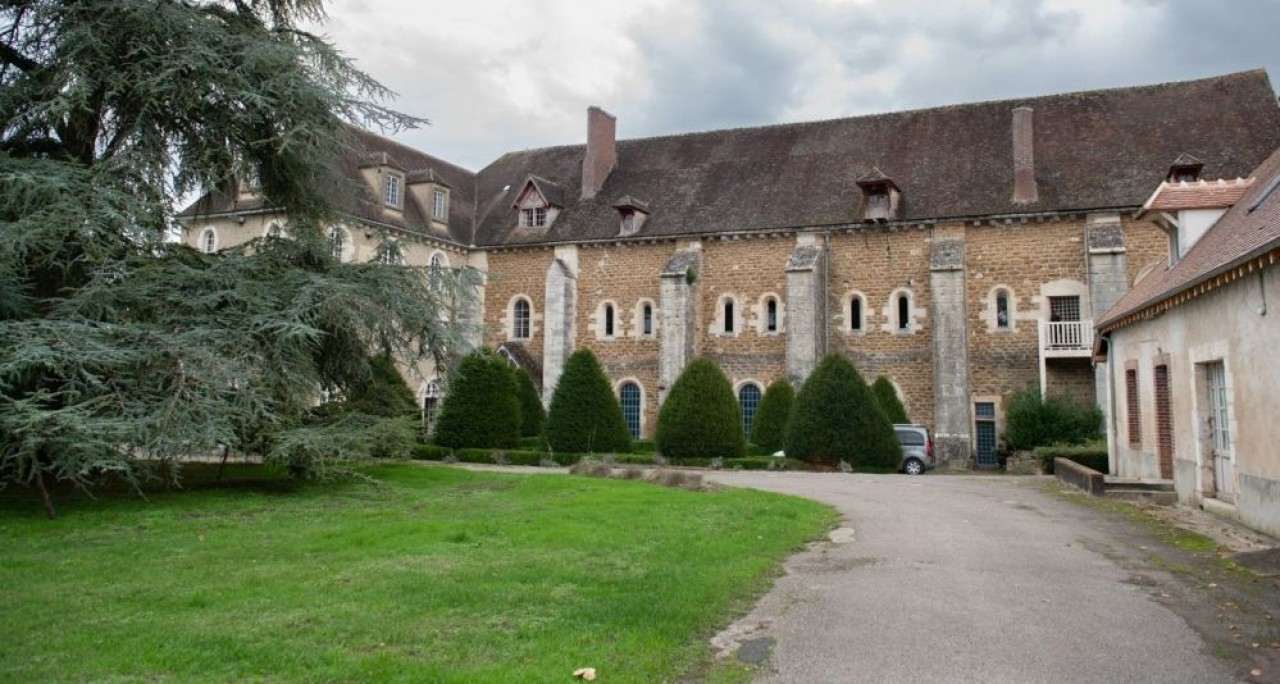La fondation François Schneider rachète le bâtiment des Convers (ci-dessus). L'abbatiale de Pontigny en elle-même n'est pas concernée par la vente et reste propriété de la commune de Pontigny. © Sabrina Dolidze