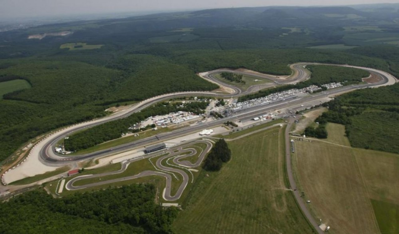 Le circuit de Dijon-Prenois étire sa piste de 3,8 kilomètres pour un fonctionnement 320 jours par an entre automobile et événements.
