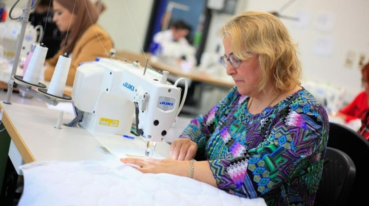 Installé depuis mai 2020 dans la zone industrielle de Lons-le-Saunier, l’Atelier Textile Jurassien emploie 30 salariés, dont 20 en contrats en d’insertion. © Edwige Prompt