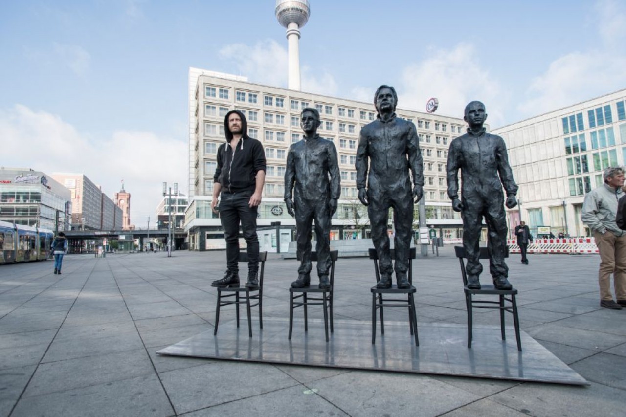 Anything to Say ? Sculpture itinérante de l'Italien Davide Dormino dédiée aux lanceurs d'alerte. Représentés, à Berlin, Edward Snowden, Julian Assange et Chelsea Manning (WikiLeaks). La chaise vide permet de les défendre. © Wikipédia