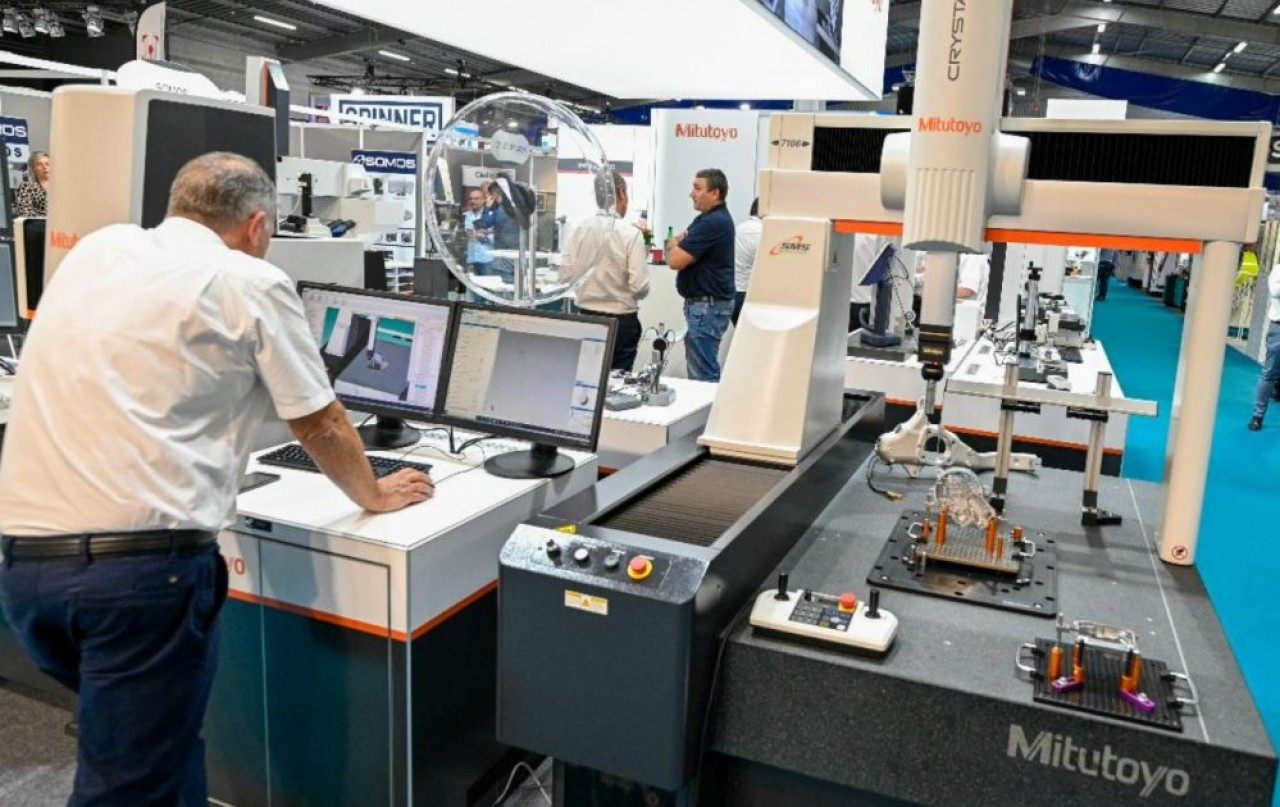 L'un des trois halls de Micronora offre un véritable festival de grandes machines dernier cri pour les microtechniques. © Laurent Cheviet