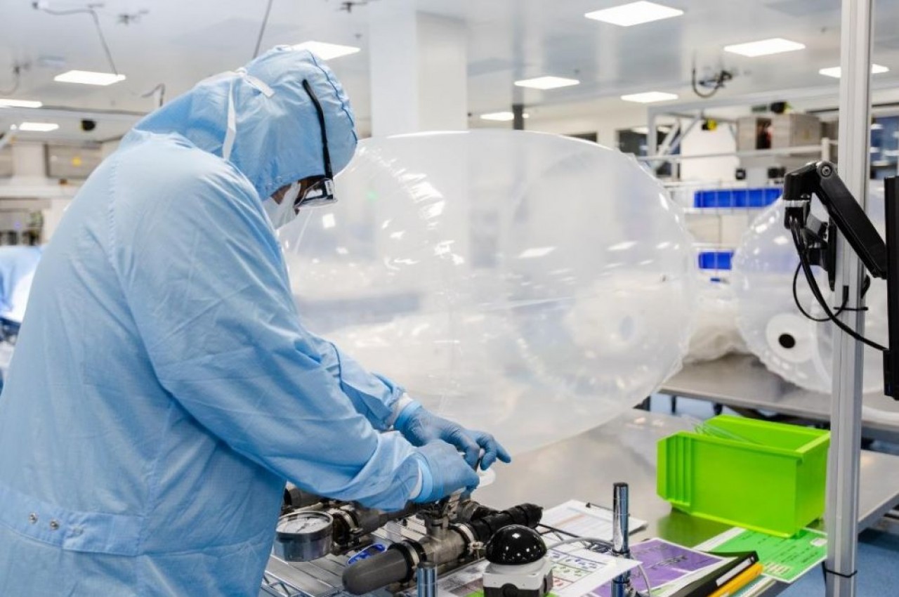 Les poches nommées Mobius prennent la forme de gros sacs en plastique pour la préparation de vaccins et autres produits pharmaceutiques.