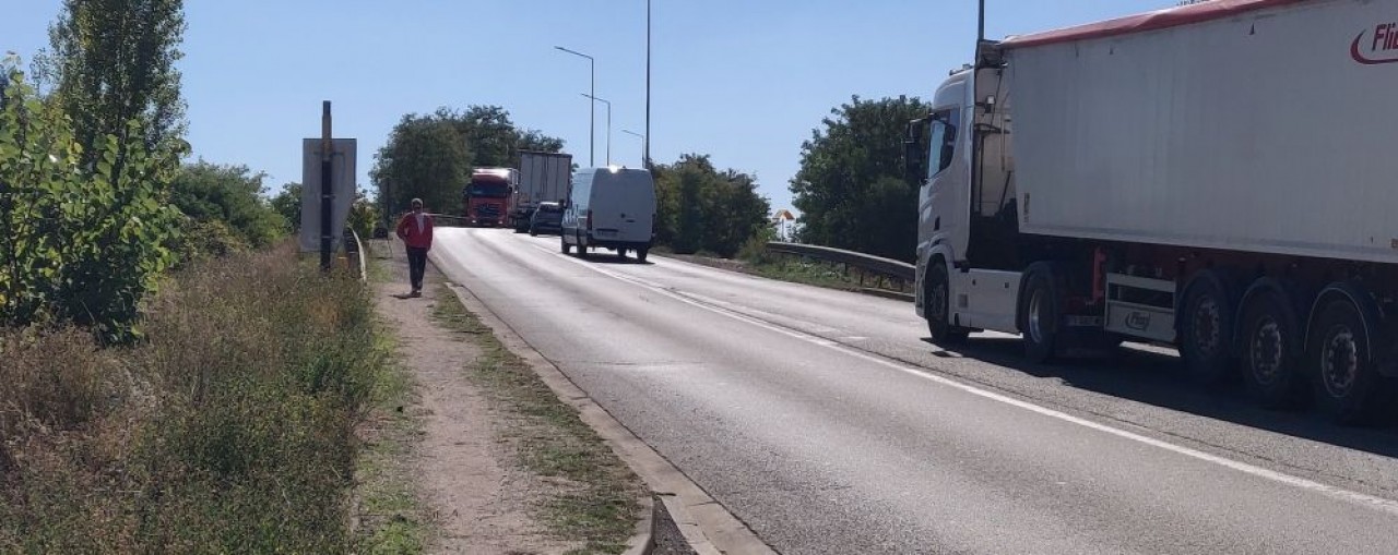 Piétons et cycles ne peuvent pas circuler sans danger, comme ici boulevard de Beauregard, avec les norias de poids-lourds qui défilent. © Traces Ecrites