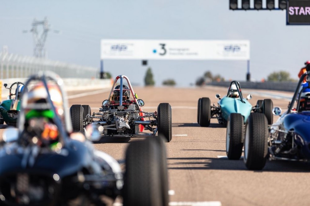 Le circuit de Dijon-Prenois s'est fait une réputation pour les compétitions de voitures anciennes.