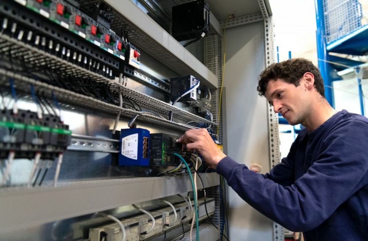 Une opération de câblage électrique pour l’automatisation des machines de production dans l’atelier Machines spéciales de Pressequip. © Laurent Cheviet.