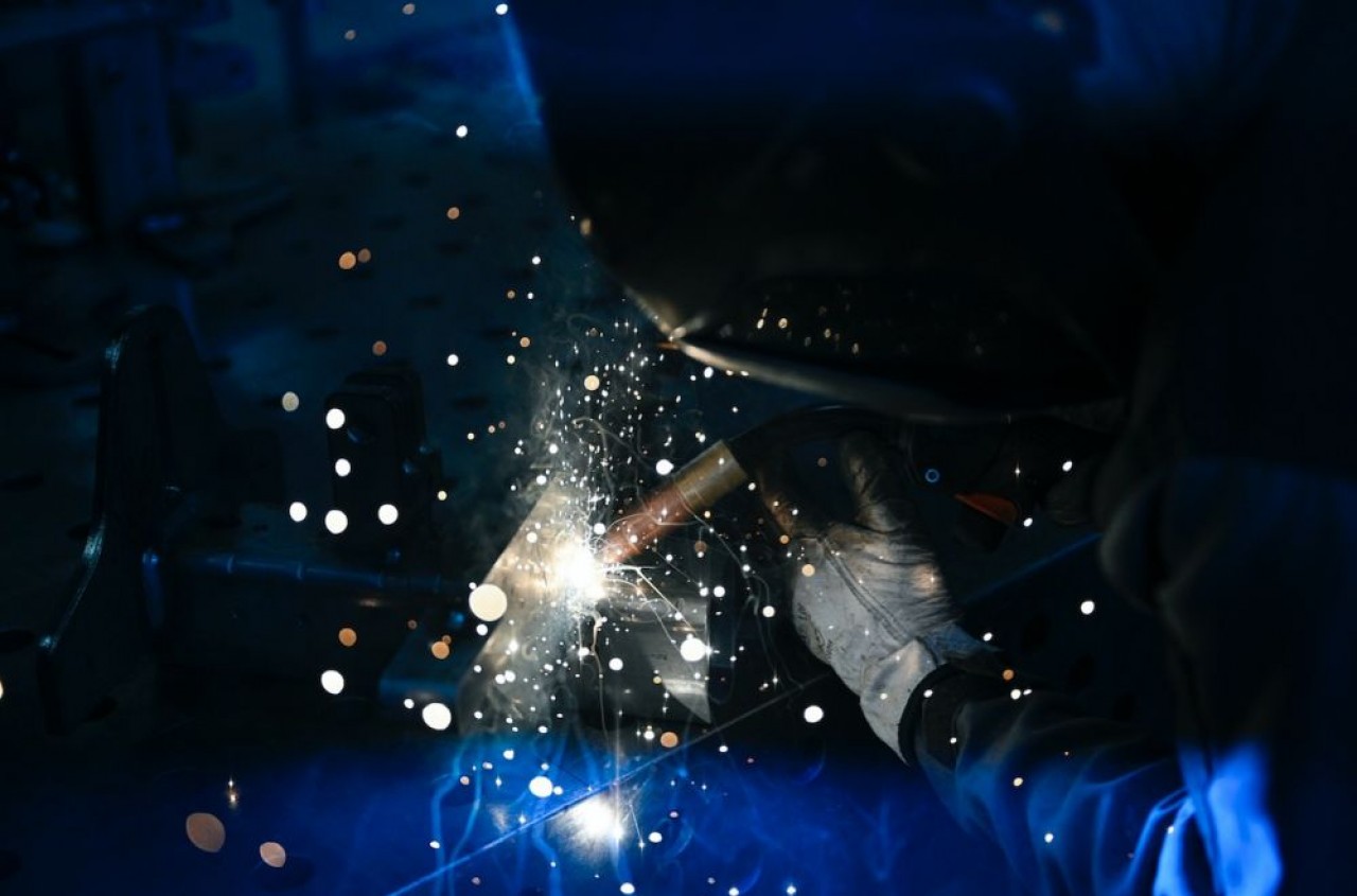 Dans l’industrie dans l'Est, les besoins de postes très qualifiés (en photo, un soudeur) se déplacent, en terme de volume, sur des postes non qualifiés dans la métallurgie, la mécanique, la chimie, l’agroalimentaire. © Laurent Cheviet