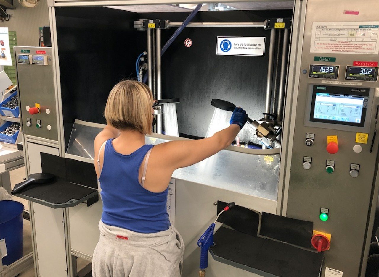 La Banque de France constate un redressement de l'industrie, mais des difficultés de recrutement récurrentes. Photo des ateliers du fabricant de robinets Hans Grohe dans le Bas-Rhin.