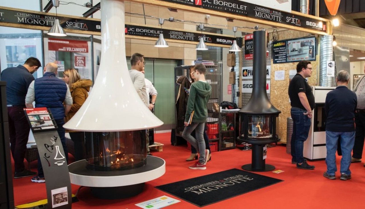 La rénovation énergétique et le chauffage constituent une forte part de la demande. Photo d’archive salon du l'habitat de Dijon 2020. Cheminées et poêles Mignotte à Fontaine-Française (Côte-d’Or)