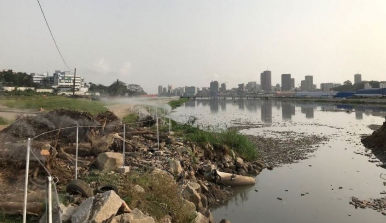 L’un des derniers gros chantiers de Westrand, la dépollution de la lagune de Cocody à Abidjan, en Côte-d’Ivoire. © Westrand