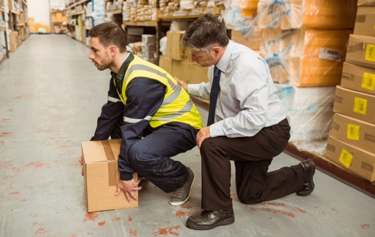 Le document doit aider à élaborer des plans d'actions pour améliorer notamment l'ergonomie des postes et les postures des salariés. © Shutterstock
