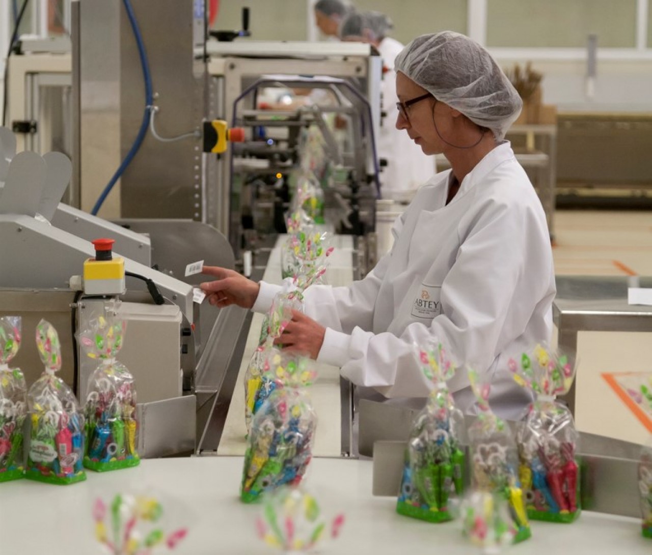Les 135 salariés de la chocolaterie Abtey à Heimsbrunn (Haut-Rhin) sont mobilisés toute l'année pour préparer les deux saisons de vente, Pâques et Noël. © Abtey Chocolaterie