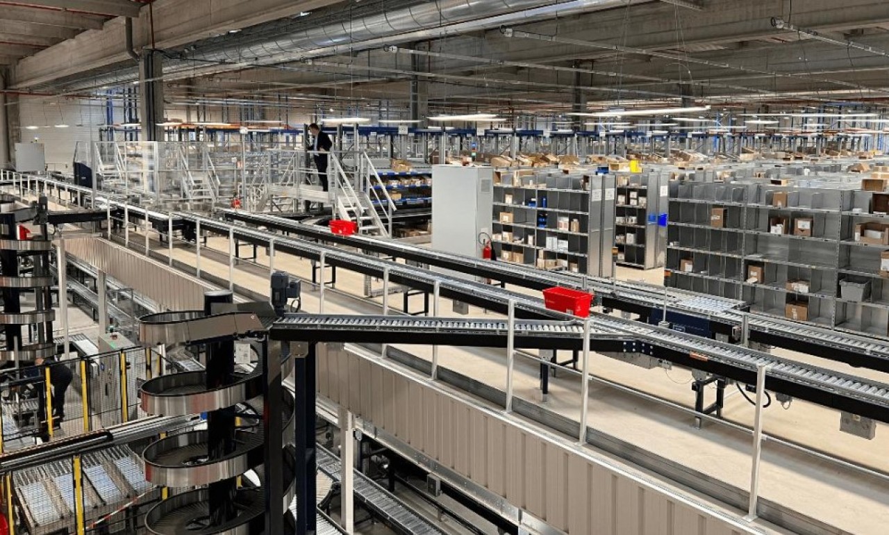 Dans le nouveau site logistique de Dijon de Giphar, la moitié des surfaces accueille le stockage sur palettes, puis un convoyeur roulant fait parcourir les caisses de médicaments sur deux étages. © Giphar