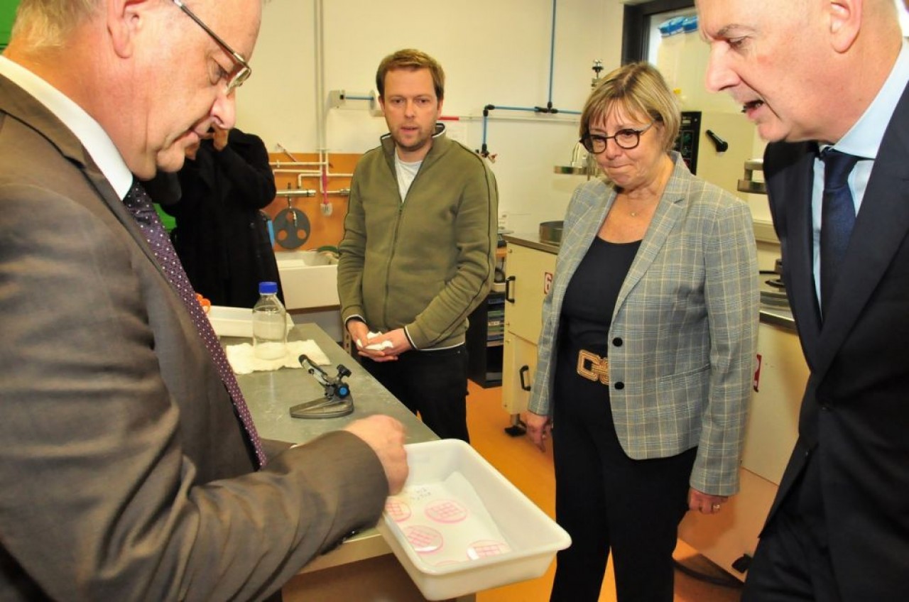 Dominique Lupinski, le PDG de Cristal laser (à gauche), a présenté l’entreprise aux membres du gouvernement Sylvie Retailleau et Roland Lescure (tout à droite). © Philippe Bohlinger