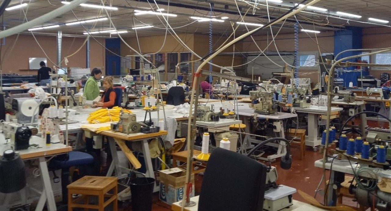 L'atelier de Thann (Haut-Rhin) de De Fil en Aiguille combine des phases d'automatismes avec des finitions à la main. © Mathieu Noyer