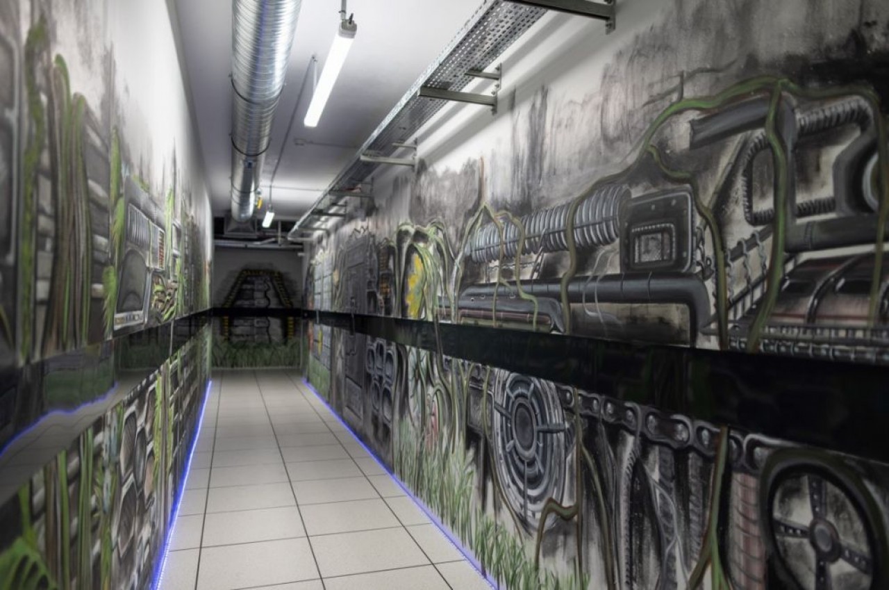 Pour égayer les locaux, le couloir menant aux salles d'hébergement des données est décoré par une fresque de l'artiste peintre Véronique Barillot. © Sabrina Dolidze
