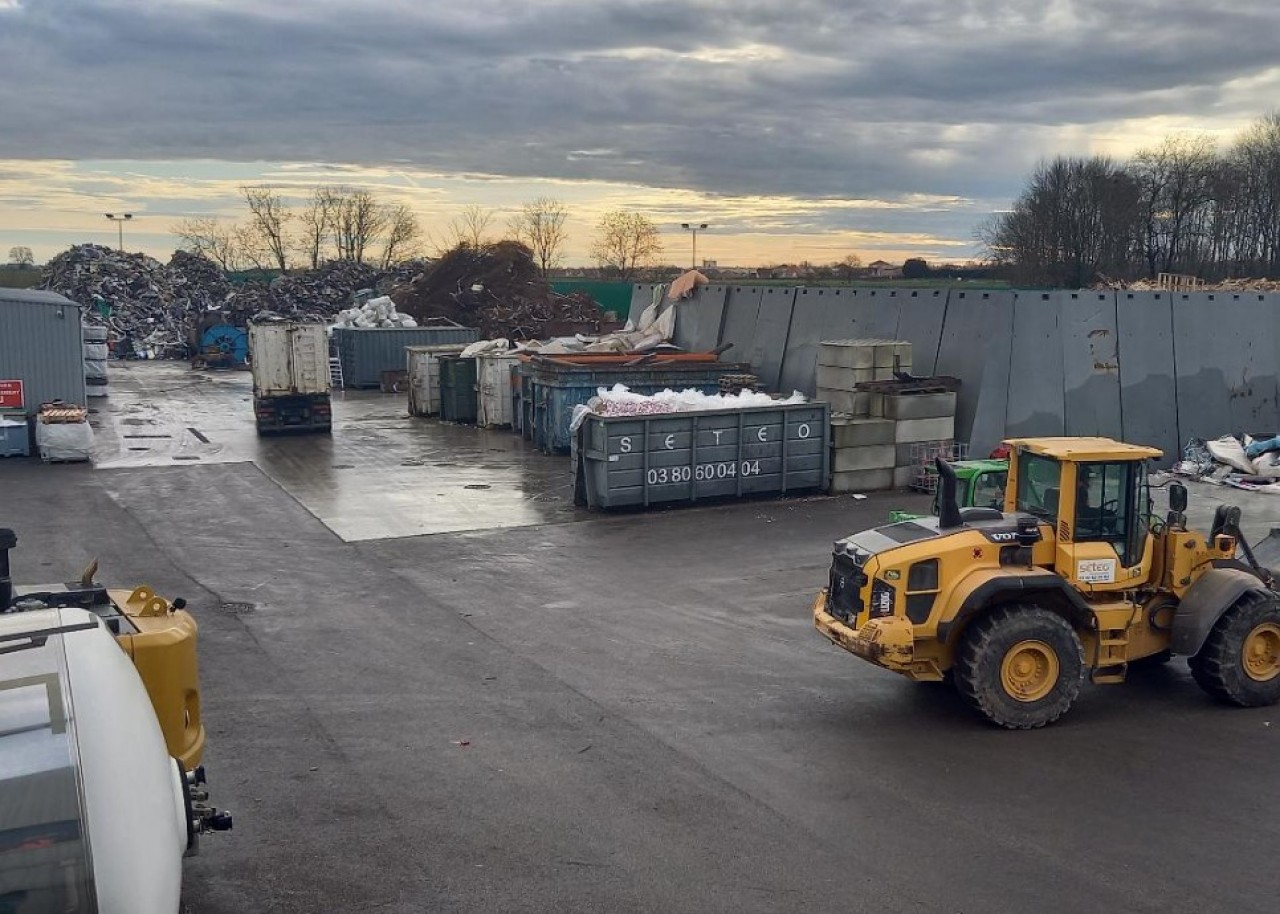 L'entreprise traite environ 100.000 tonnes par an de déchets, surtout d'origine professionnelle, et principalement sur son site Ecozone à Saint-Apollinaire. © Mathieu Noyer