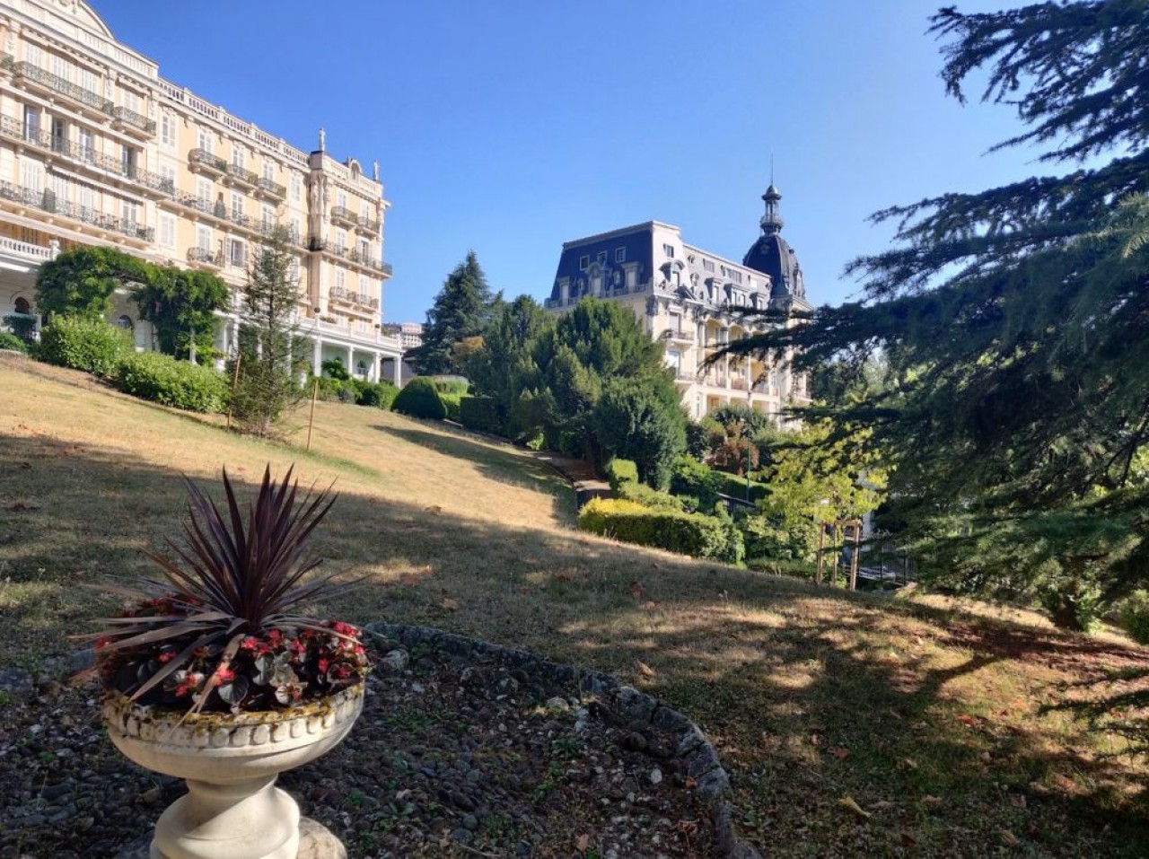 Les palaces-hôtels Excelsior, à droite, et Splendide construits par Gaudens-Antoine Rossignoli. Au fond, le Panoramic qui n'a jamais ouvert pour cause de Grande Guerre. © Traces Ecrites