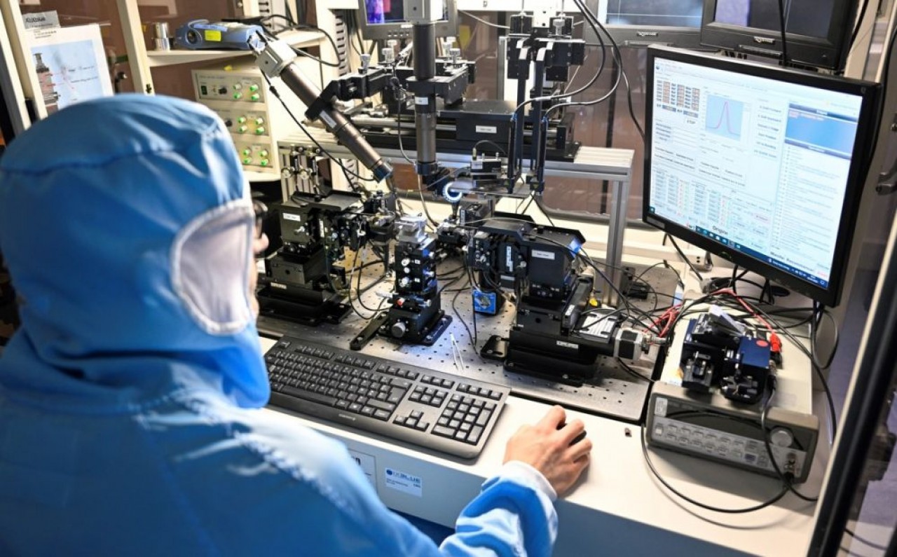 iXBlue capitalise une avance technologique dans les transmissions par fibre optique consistant à moduler la lumière grâce à une puce déposée sur un cristal. © Laurent Cheviet
