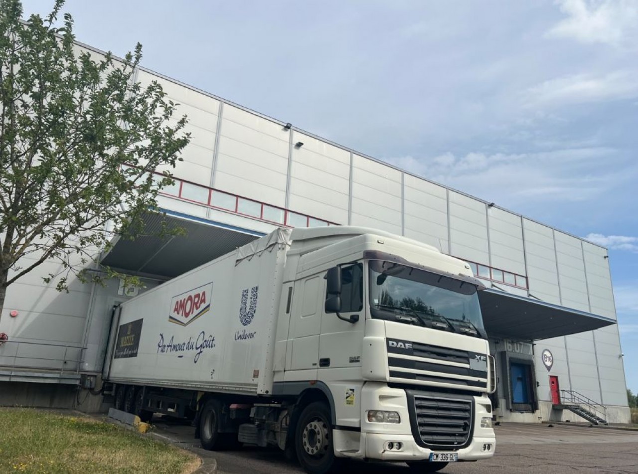 Le système Auto Dock permet de vider le contenu d’un semi-remorque en deux minutes seulement à l'entrée de la plateforme FM Logistic de Fauverney (Côte-d'Or). © Patrice Bouillot