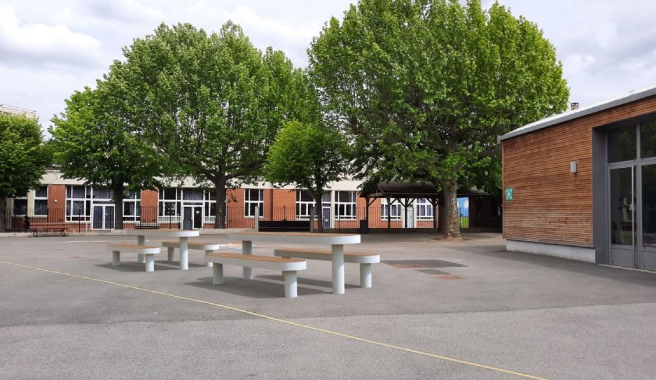 Le mobilier urbain de Sineu Graff trouve traditionnellement son débouché principal dans les bâtiments et équipements publics, comme les cours d'école. © Alexandre Moronnoz / Sineu Graff