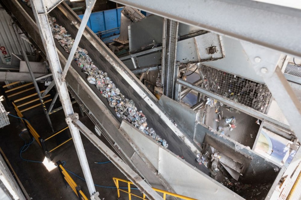 Le site commun à Plastipak et à une entité industrielle de Coca-Cola recycle 48.000 tonnes par an de matières plastiques à Sainte-Marie-la-Blanche (Côte-d'Or). © Sabrina Dolidze
