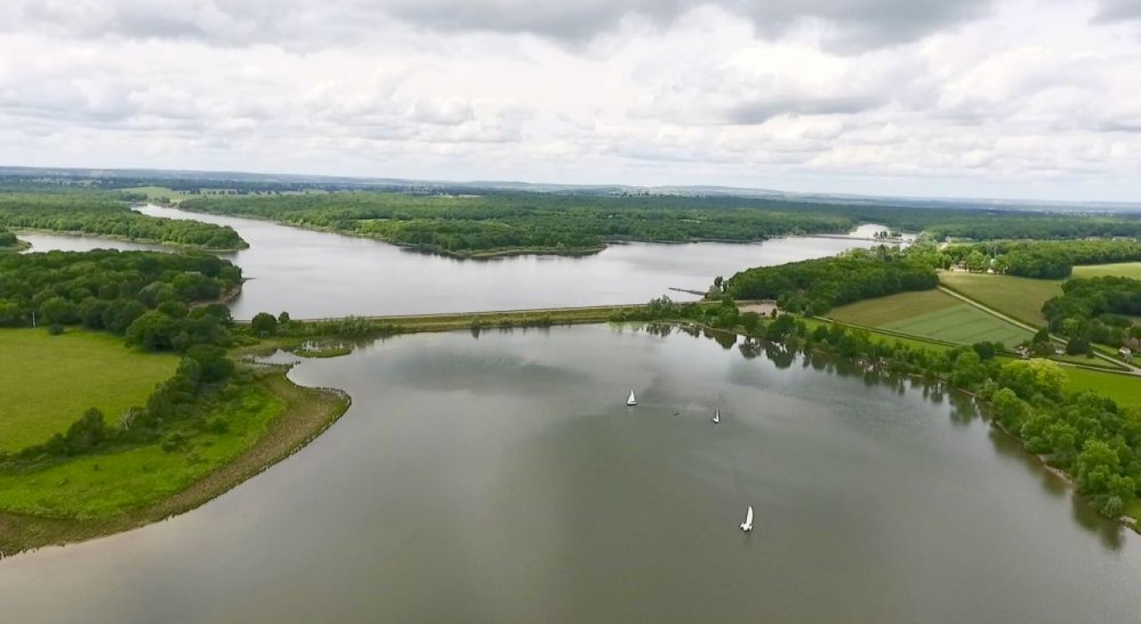 Les étangs de Baye (au premier plan) où se pratiquent des activités nautiques, Vaux et au loin à droite La Perchette, tous les deux réservés à la pêche, sont des réservoirs du Canal du Nivernais. © Nièvre Tourisme