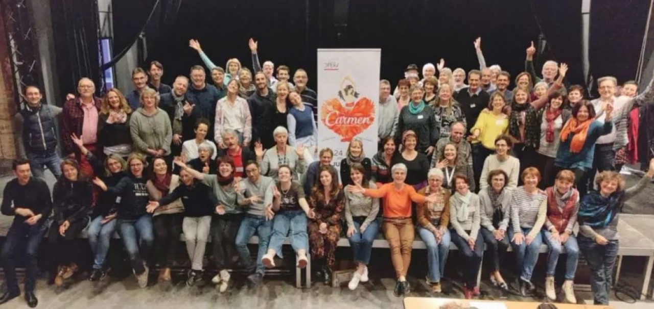 Le projet d'opéra coopératif mobilise 700 participants enthousiastes pour la partie musicale, la réalisation des costumes et décors et l'organisation de l'événement.