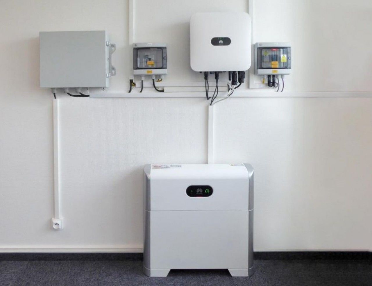 Les batteries de stockage de l'excédent d'énergie solaire d'Hestiom sont installées en un ou plusieurs modules reliés à un onduleur à l'intérieur du bâtiment.