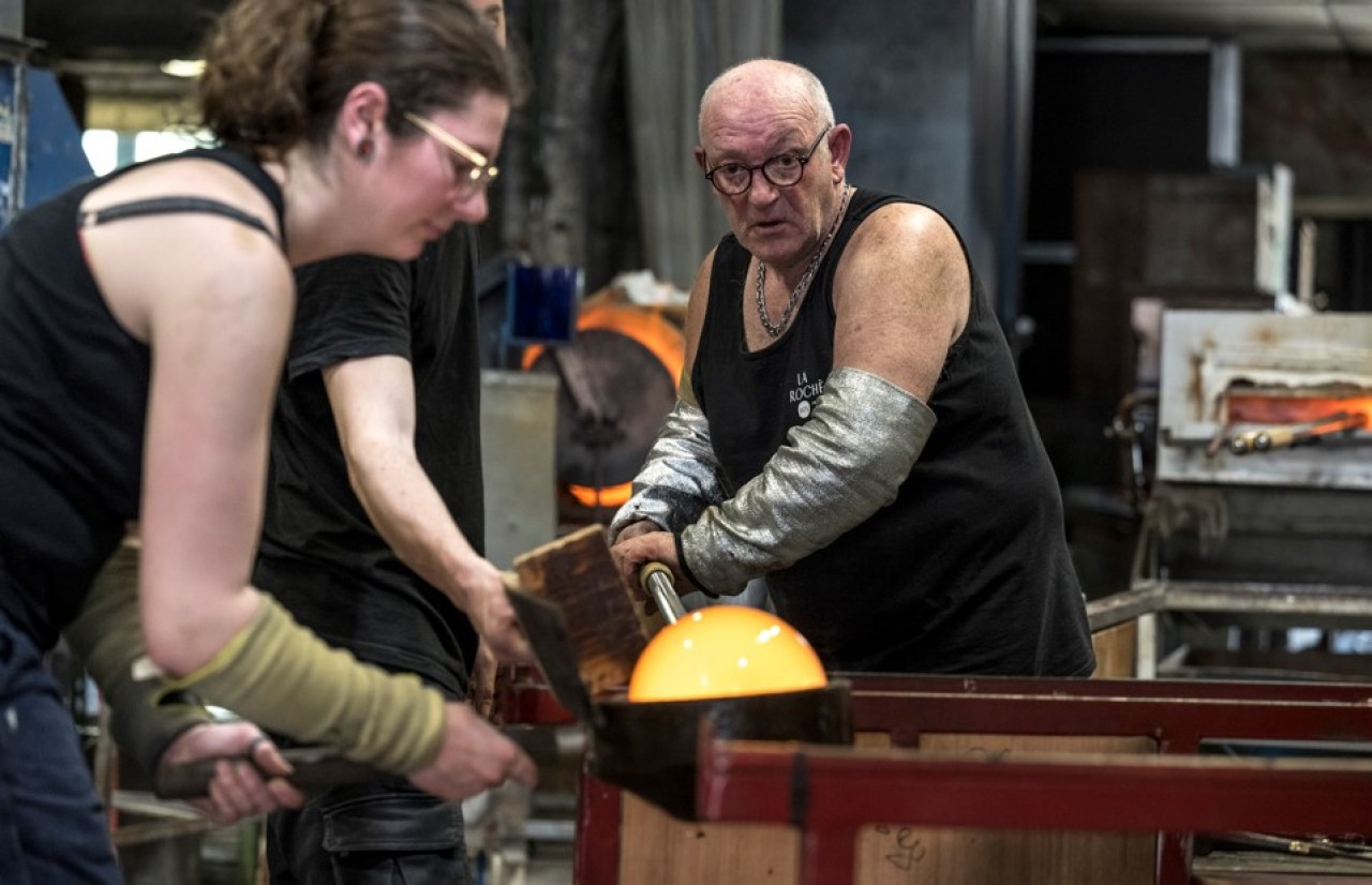 Le verre que transforme La Rochère en Haute-Saône sort à une température de fusion de 1.550 °C. © Laurent Cheviet