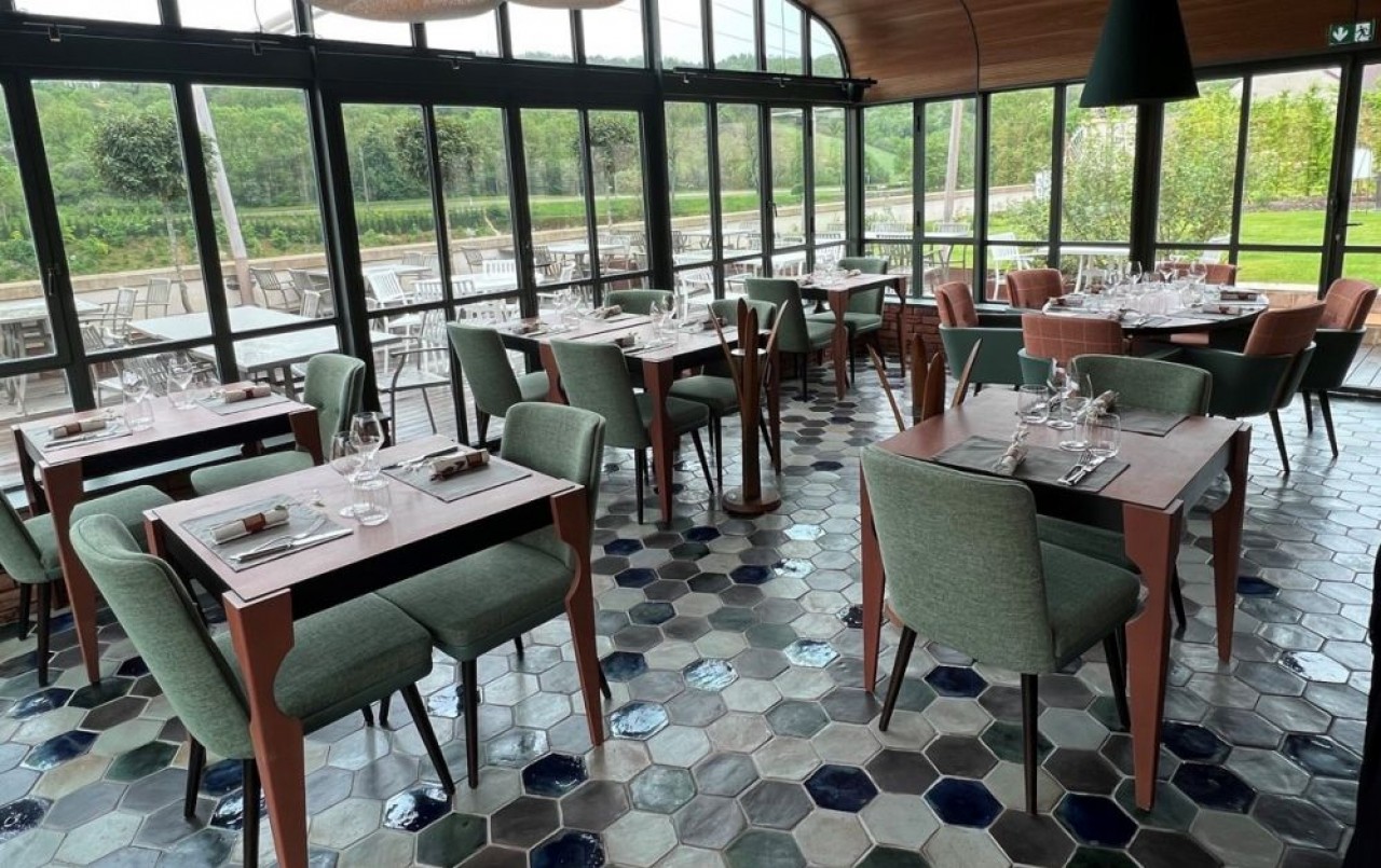 Le restaurant Prosper à Saint-Aubin (Côte-d'Or) a fait appel à Epokhe pour son mobilier. © Patrice Bouillot