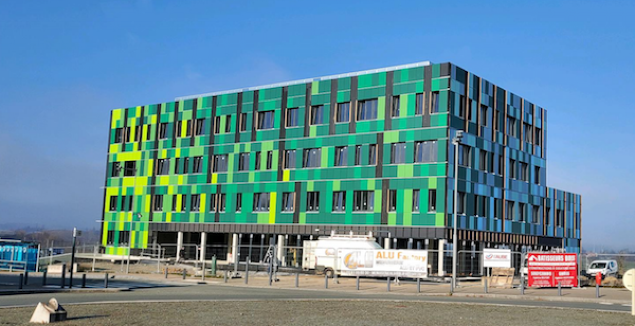 Les immeubles tertiaires de la Jonxion à côté de la gare TGV Belfort-Montbéliard incarnent le destin économique commun du Nord Franche-Comté. © Tandem