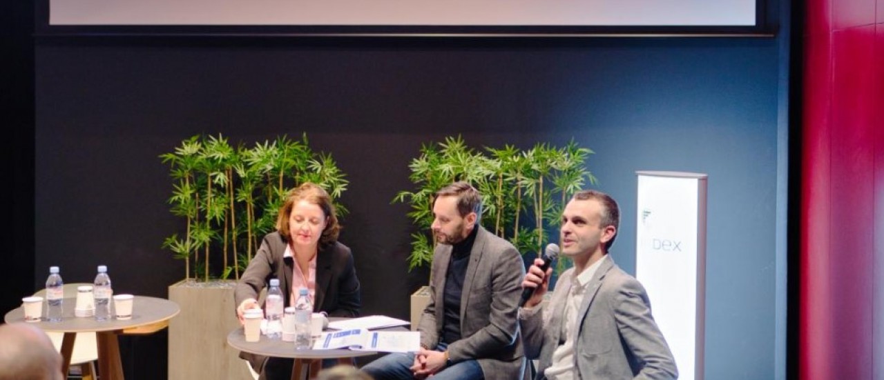 Cécile Bidault, consultante chez CBRE Impact, Damien Voisenet, cogérant de Segerinvest et Mikael Cretin, représentant BNP Paribas Real Estate, ont animé la table-ronde sur l'immobilier face au défi du changement climatique. © Arnaud Morel
