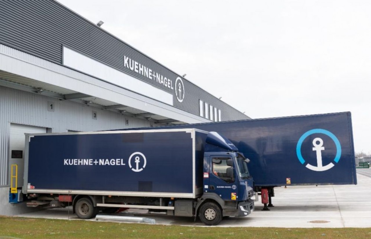 Des camions à quai devant le nouvel entrepôt du groupe Kuehne+Nagel à Beaune (Côte-d'Or). Le logo à l'ancre sur fond bleu rappelle l'origine du groupe dans le transport maritime. © Sabrina Dolidze