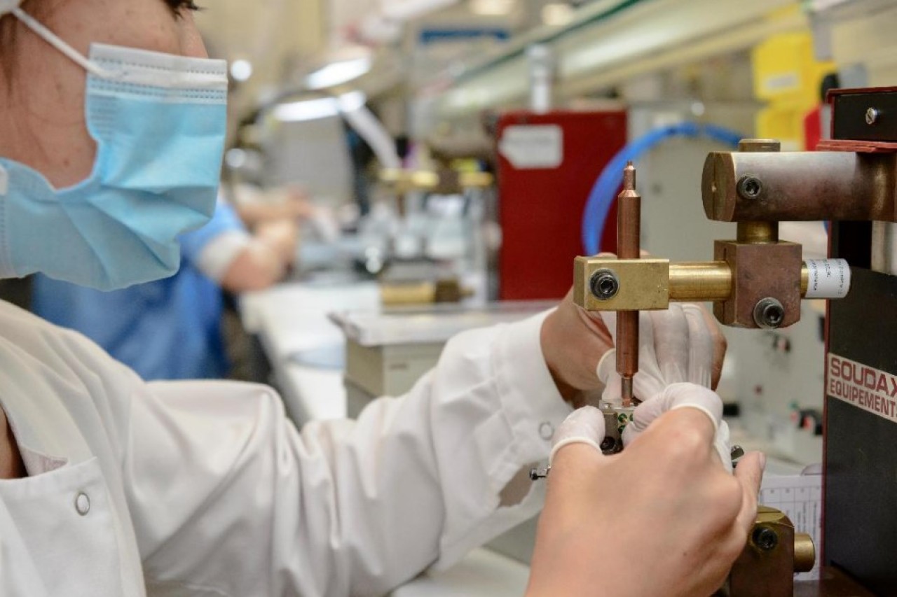 A Sarralbe, la production est assurée par 170 opératrices et 60 intérimaires. La dextérité requise dans les opérations de montage est proche de l’horlogerie. © Leach International Europe / Pierre Pommereau