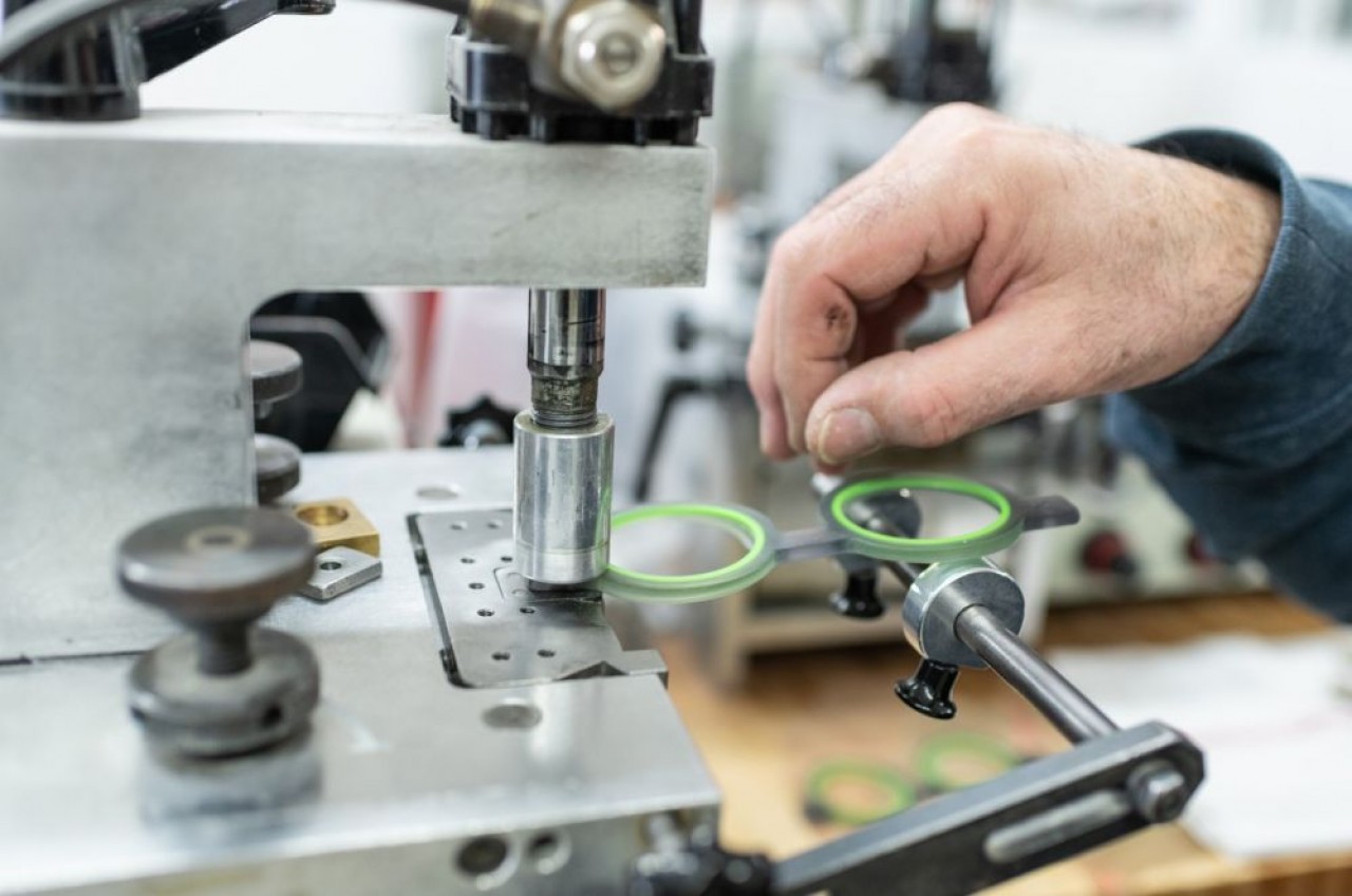Incrustation d'une charnière dans les ateliers de Lunetterie de Villeroy (Yonne). Chacune de ces pièces est spécifique, en fonction du modèle de monture. © Sabrina Dolidze