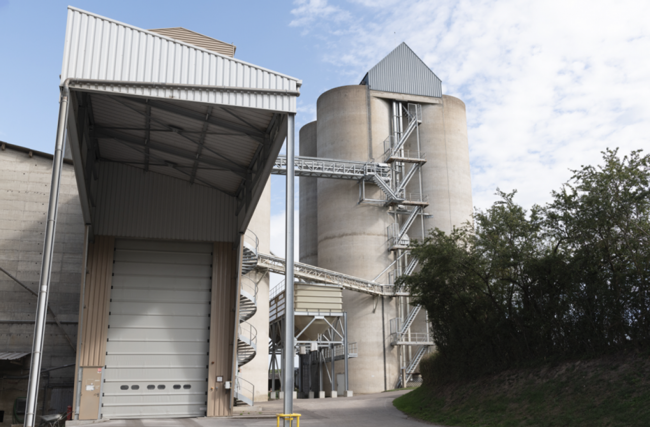 La minoterie de Bray (Saône-et-Loire) s'est dotée d'une fosse de réception automatisée permettant le transilage des blés (à gauche). © Sabrina Dolidze
