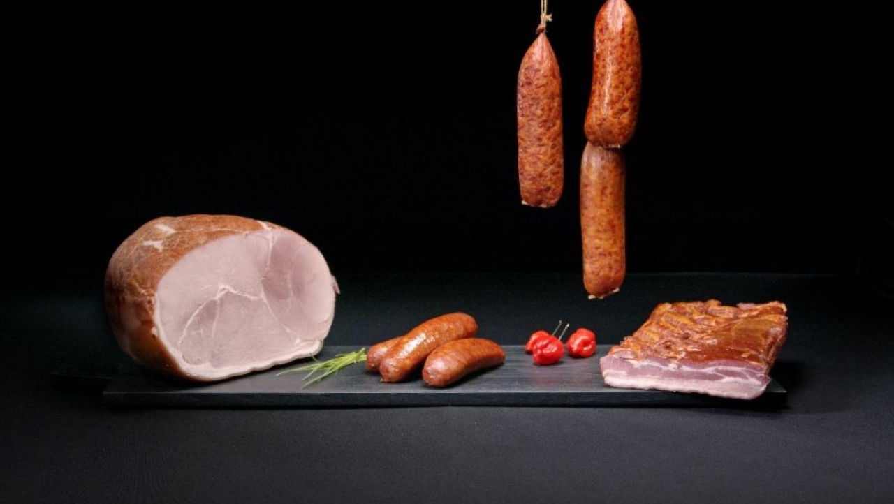 Garantis « 100 % locaux », les saucisses de Morteau et de Montbéliard, le jambon et la poitrine fumée seront enrichis en oméga 3 grâce aux graines de lin ajoutées à l’alimentation des cochons. © DR