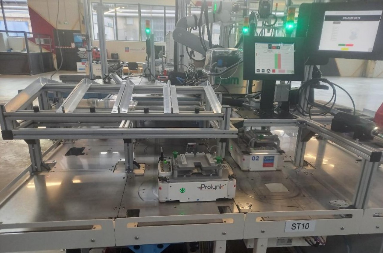 La ligne process du pôle formation de l'UIMM Franche-Comté fait cohabiter les outils de CAO-DAO avec les cobots. © Mathieu Noyer