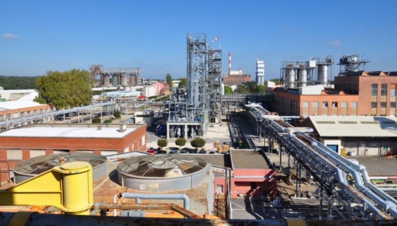 Les secteurs de la plasturgie, de la métallurgie, du bois et de la chimie (ci-dessus, l'usine Solvay à Tavaux (Jura) qui investit 300 millions d'€) sont cités par la Banque de France comme les plus en croissance en 2022 en Bourgogne-Franche-Comté. © Solva