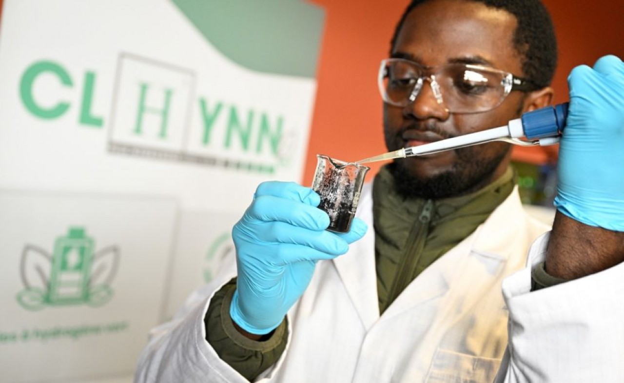 Le laboratoire d'électrochimie de Clhynn sur le site Temis Innovation à Besançon oeuvre à la production d'hydrogène à partir d'eau et d'une substance solide à base de silice. © Laurent Cheviet